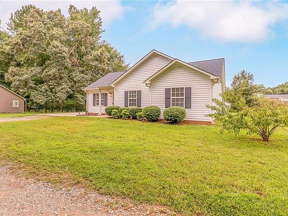 2nd image of 212 Eaglewood Ln