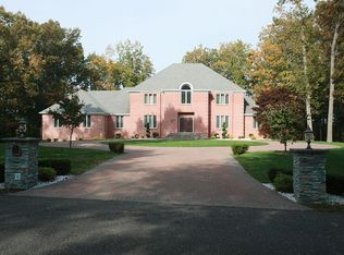 16 Taylor Lake Ct, Manalapan, NJ 07726