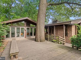 2825 Lorcom Ln, Arlington, VA 22207