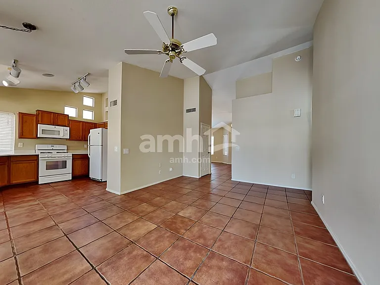 1214 E Artesian Way — Photo 5