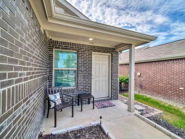 2313 Sandhill Ct — Photo 3