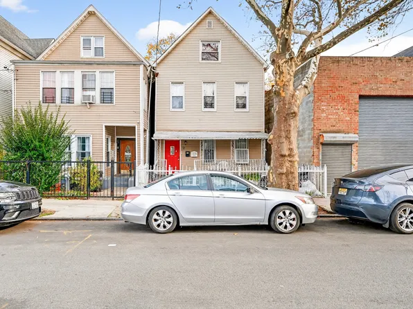 372 Bronx Park Avenue image 1 of 27