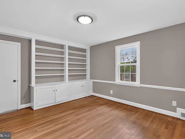 7215 Rollingwood Dr — Photo 12