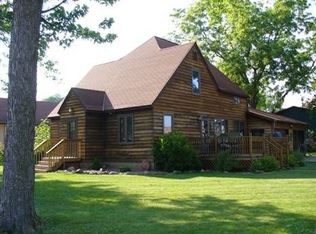 902 13th St, Windom, MN 56101