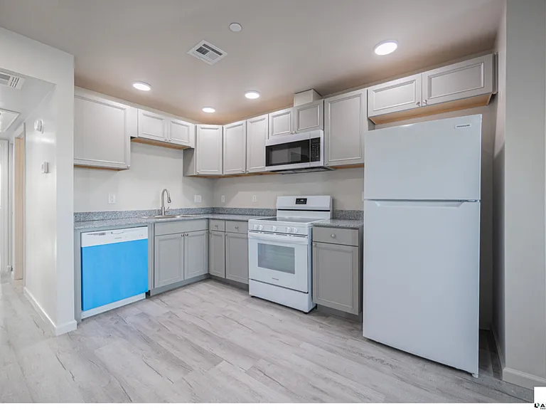 2121 W Adams St #B-B202 — Photo 8