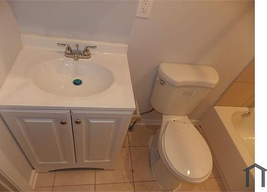 3rd image of 5241 Chester Ave #1