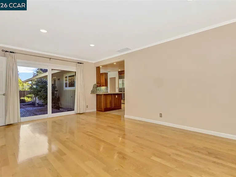 241 Ivy Pl — Photo 4
