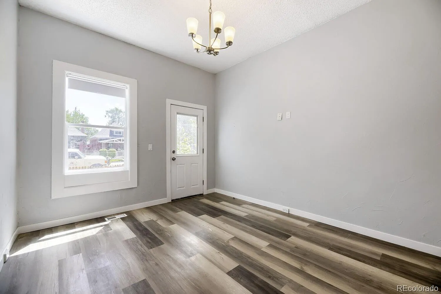 3 bed, 2.0 bath, 1030 sqft, $2,395 — Photo 2