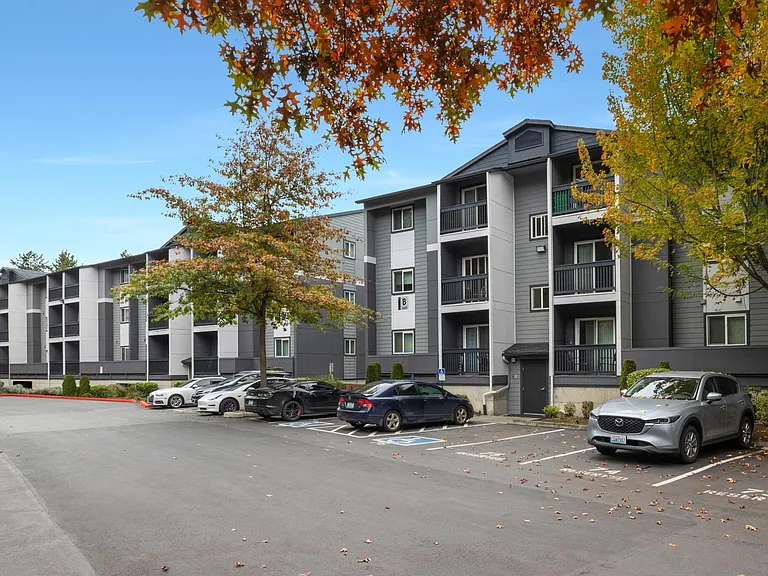 Karbon Apartments — Photo 27
