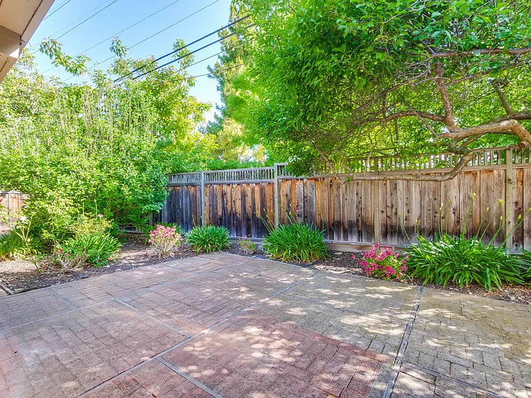 485 Emmons Dr — Photo 49