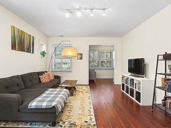 3rd image of 7631 N Greenview Ave #1H