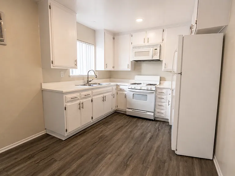 18400 Prairie Street — Photo 12