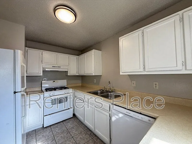 Building Photo - 3840 S Rockford Ave #B