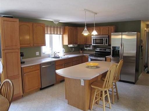 3rd image of 8 Hobblebush Rd