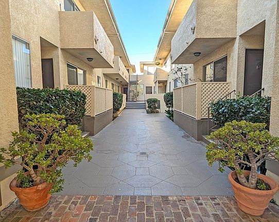 3rd image of 1335 S Carmelina Ave APT 206