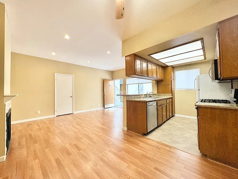 6204 Fulton Ave — Photo 7