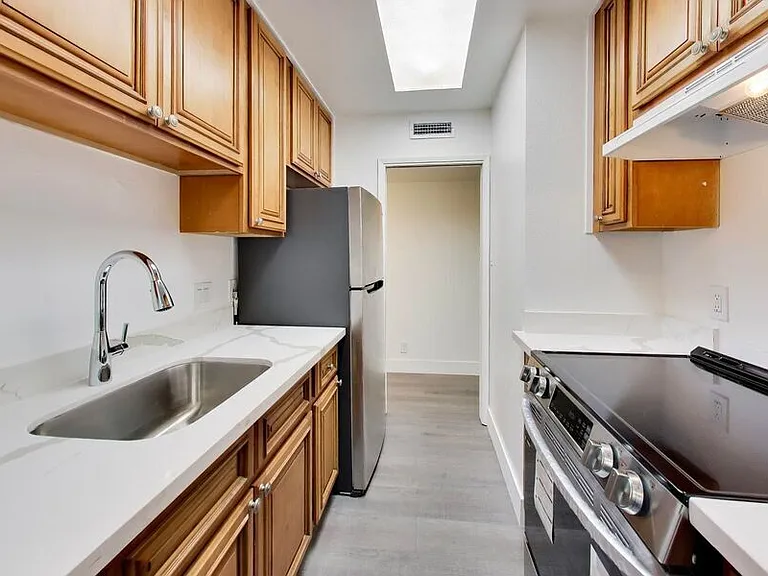 319 Poplar Ave #5 — Photo 1