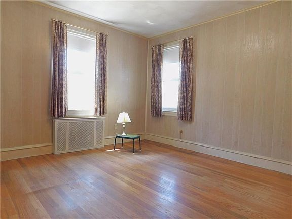 4th image of 36 McArthur Dr