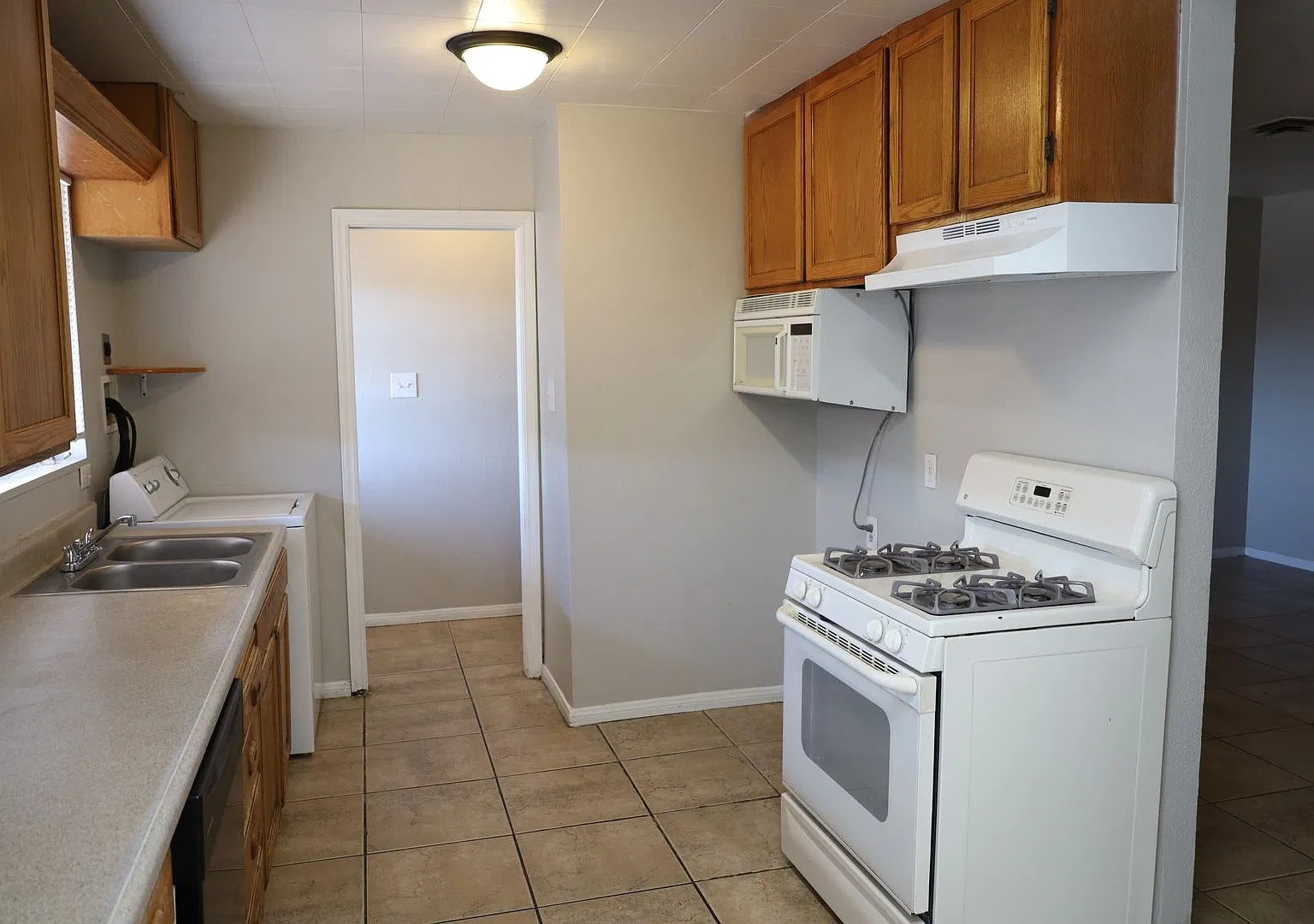 Cozy 6 Bedroom 2 Bathroom Home! — Photo 1