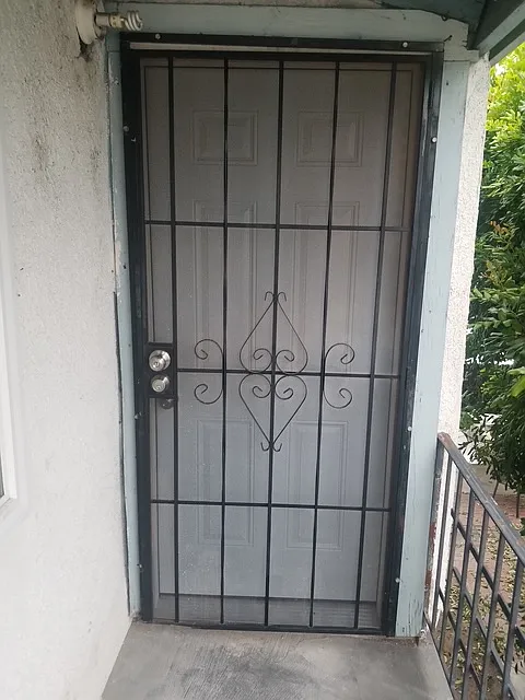 2 bed, 800 sqft, $2,400 — Photo 2