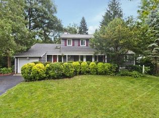 21 Peacock Ln, Commack, NY 11725