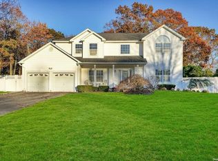 5 Ginger Bread Rd, Kings Park, NY 11754