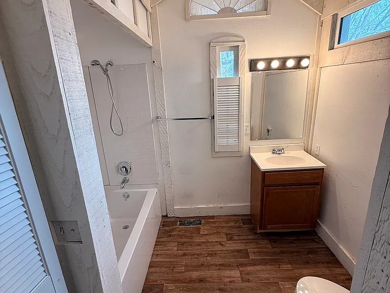 1107 E Frye Ave — Photo 5