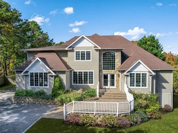https://photos.zillowstatic.com/fp/f6865dc5406058c86835b3dddf79e755-p_e.webp