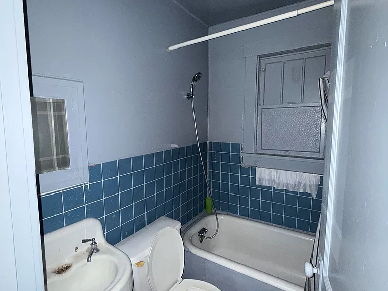 1505 E Walnut St — Photo 3