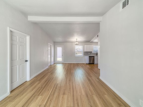 3rd image of 1605 Hawthorne Ln
