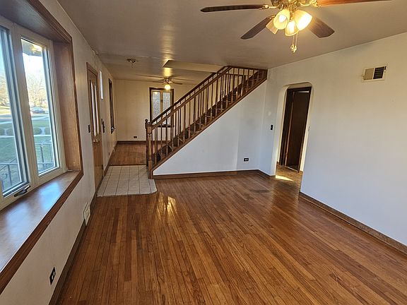 2nd image of 1002 E Oak Ave