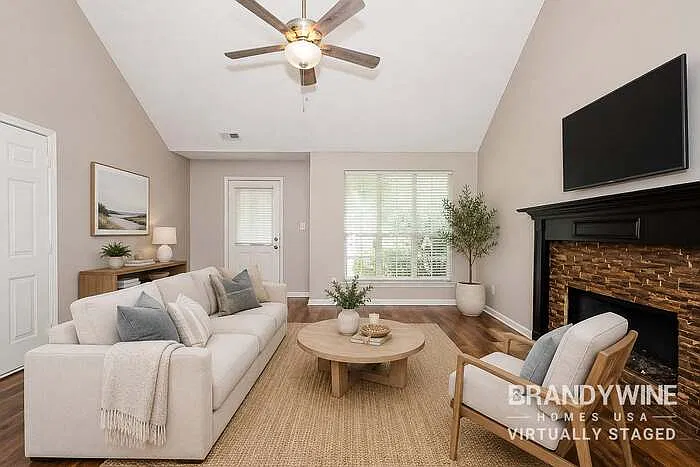3 bed, 2.0 bath, 1312 sqft, $2,075 — Photo 3