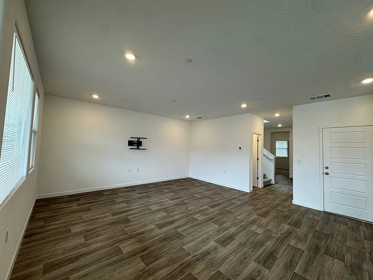 997 W Pioneer Dr — Photo 4