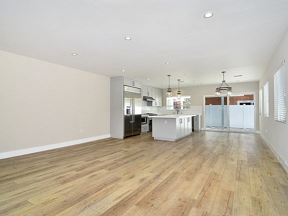 4th image of 22446 Berdon St