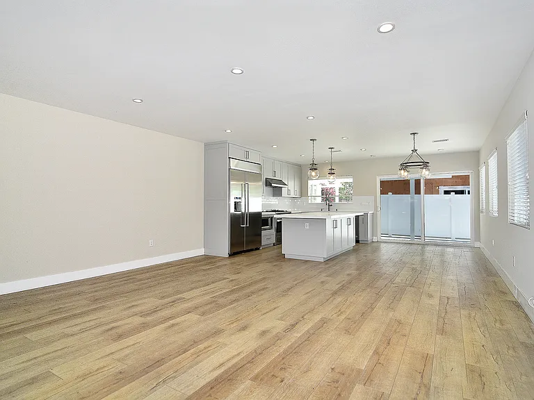 22446 Berdon St — Photo 4