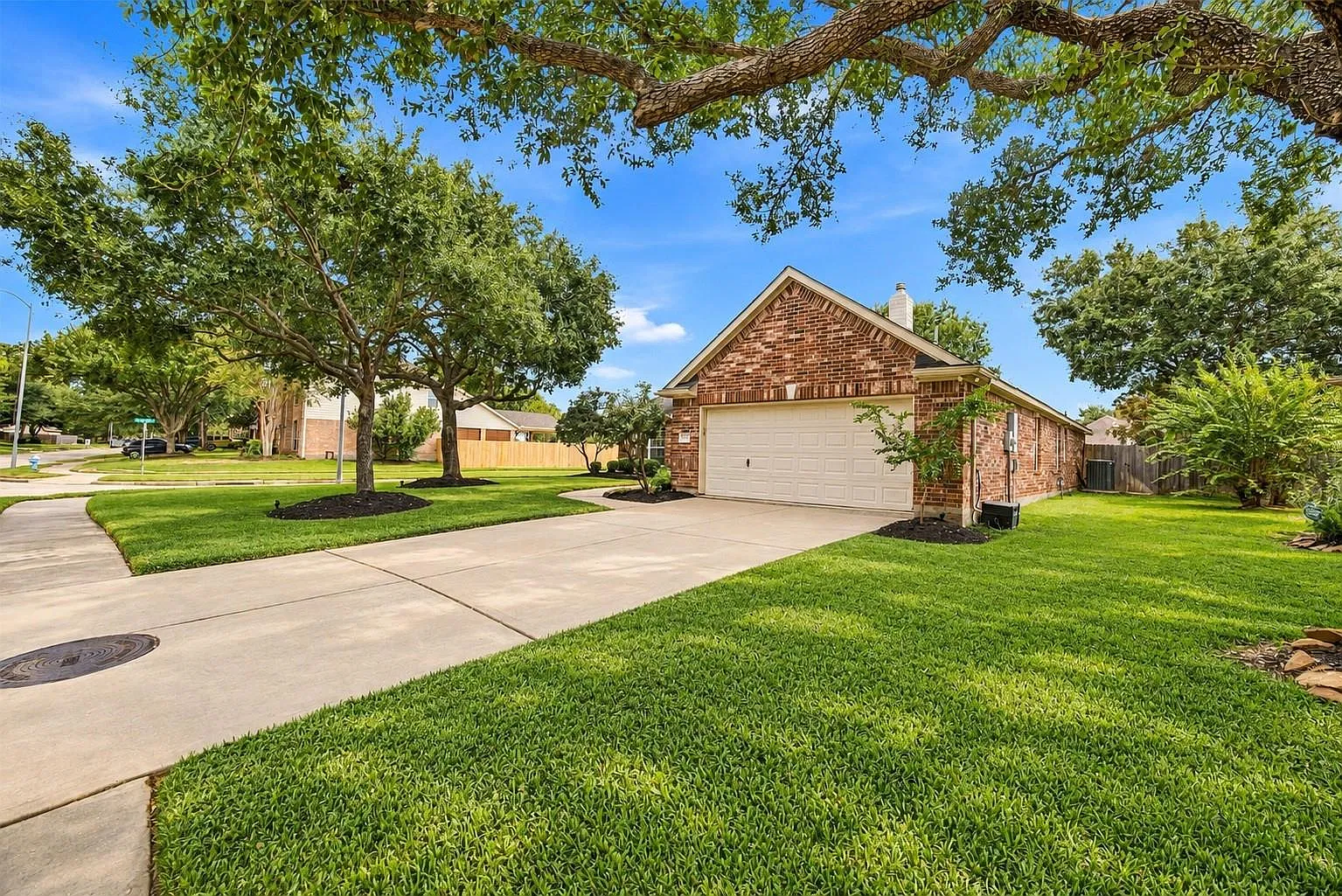 3 bed, 2.0 bath, 2102 sqft, $2,700 — Photo 2