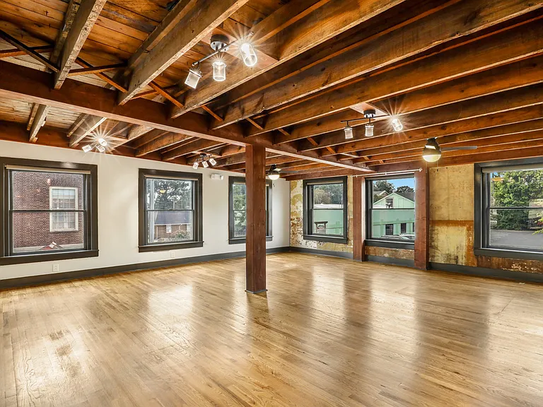 594 Locust Street125 West 6th Ave — Photo 1