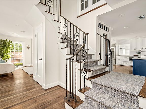 2nd image of 3105 Locke Ln