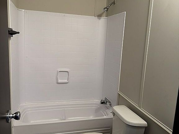 3rd image of 827 Georgina Dr