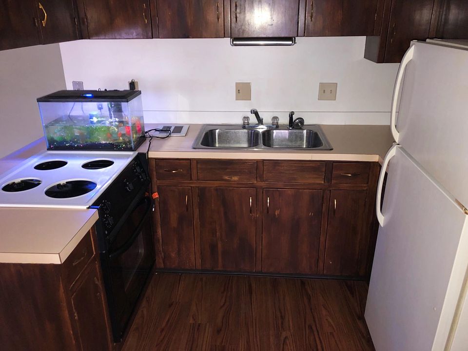 Kitchen (Stove/Fridge Included)
