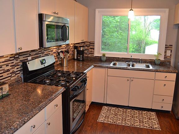 3rd image of 4828 Woodhurst Dr