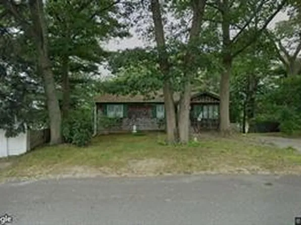 43 Lakeside Ave, Cranston, RI 02910