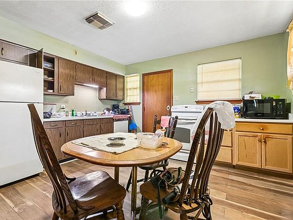 5th image of 809 West Dr