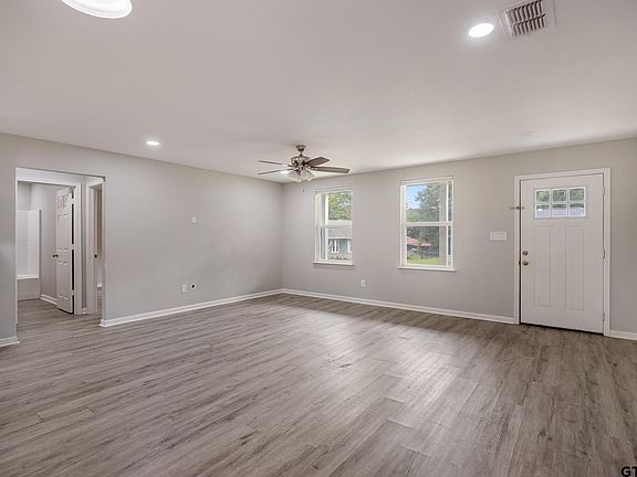 4th image of 427 Garrett Cir