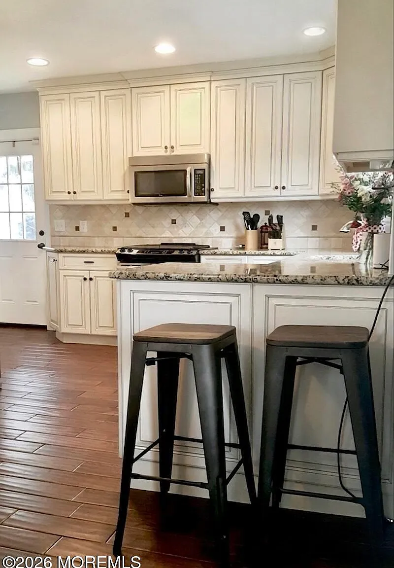 3 bed, 1.5 bath, 1398 sqft, $5,000 — Photo 3