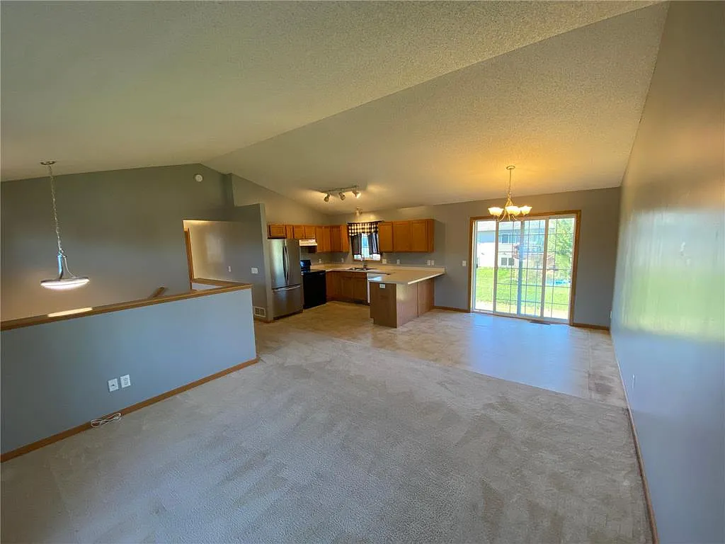 4 bed, 2208 sqft, $2,500 — Photo 3