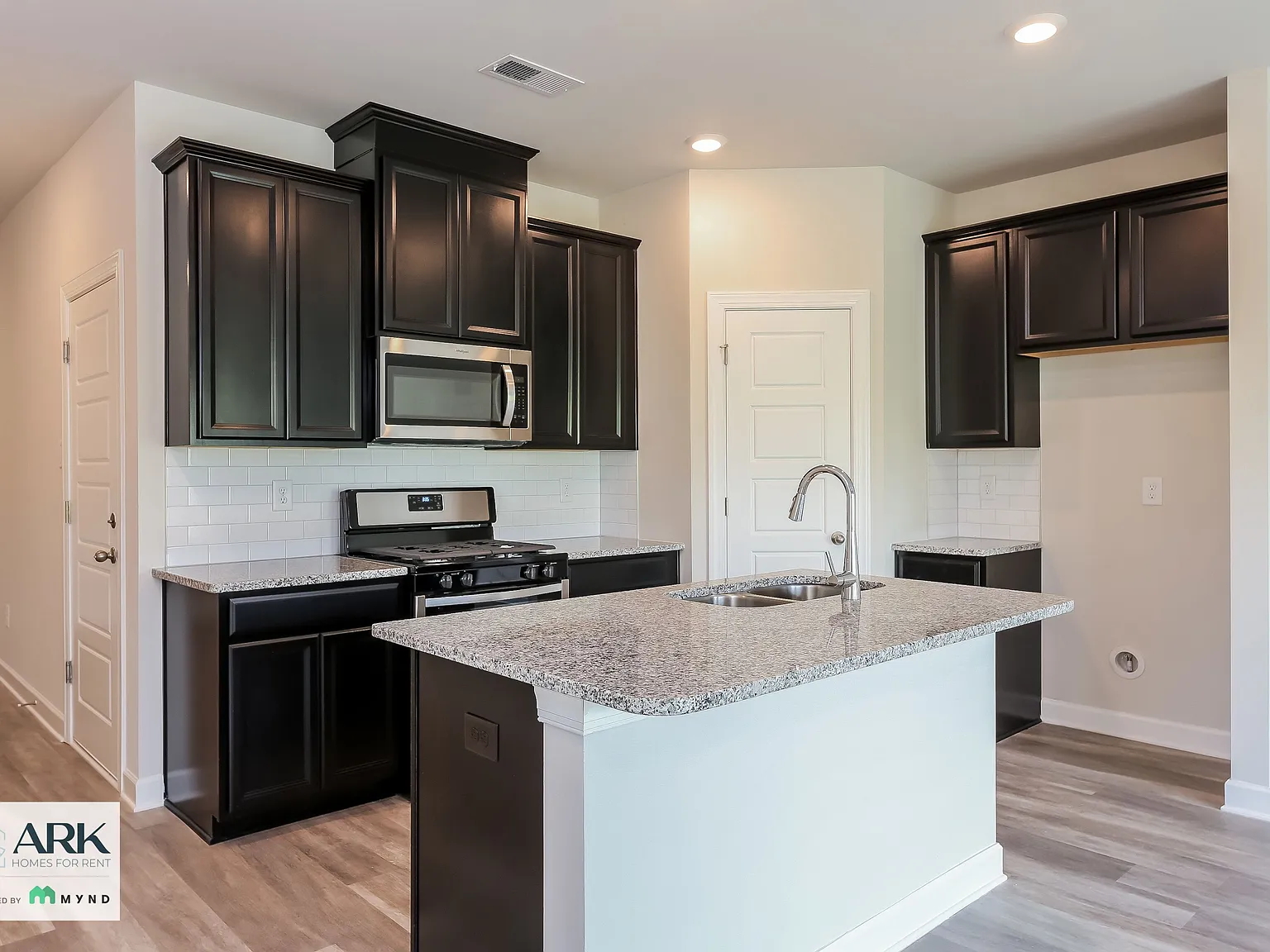 3 bed, 2.5 bath, 1597 sqft, $1,799 — Photo 4
