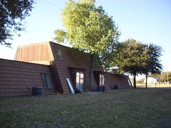 5th image of 928 Waco St
