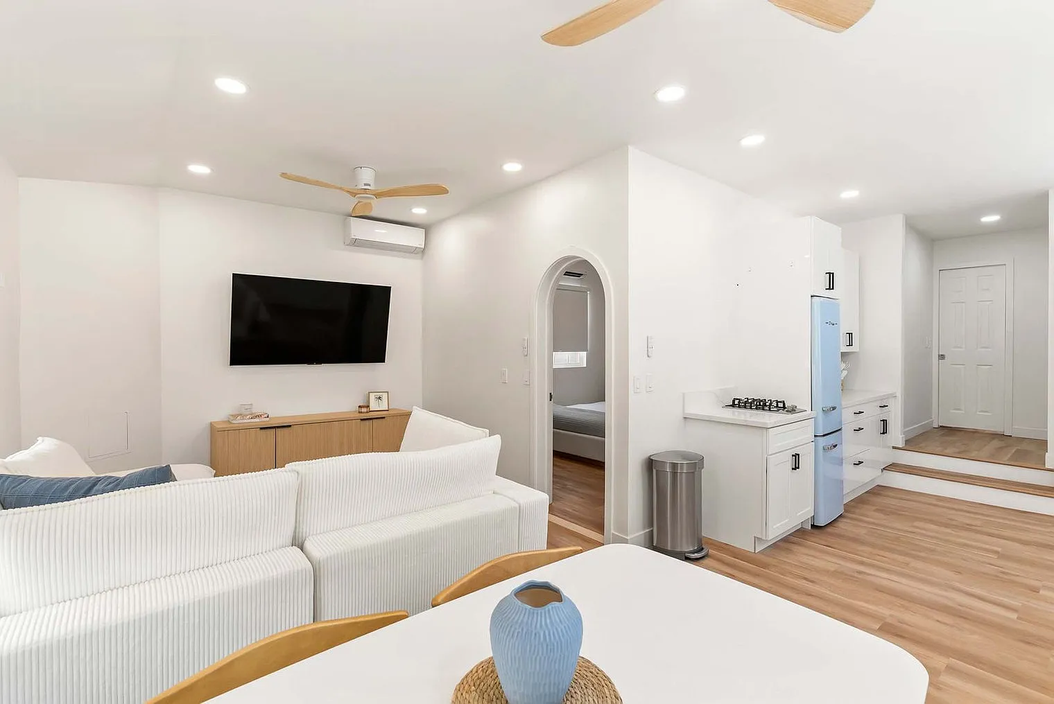 1 bed, 1.0 bath, 548 sqft, $4,310 — Photo 2