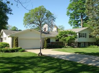 605 Orchard Rdg, South Lyon, MI 48178